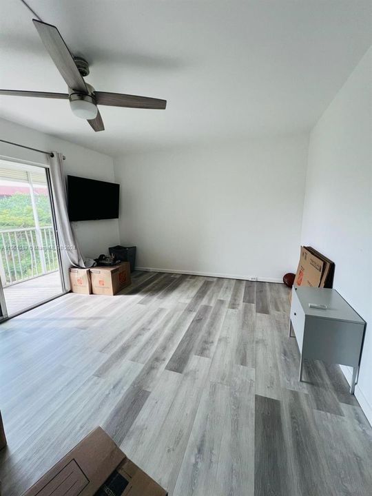 Active With Contract: $173,000 (1 beds, 1 baths, 685 Square Feet)