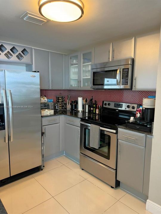 For Sale: $330,000 (1 beds, 1 baths, 670 Square Feet)