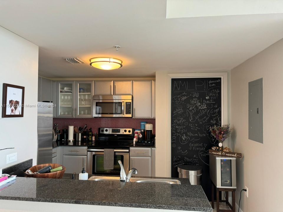 For Sale: $330,000 (1 beds, 1 baths, 670 Square Feet)