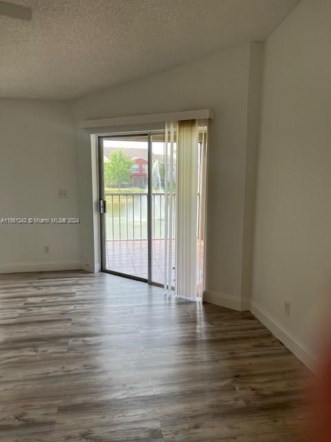 For Rent: $2,400 (2 beds, 2 baths, 1043 Square Feet)