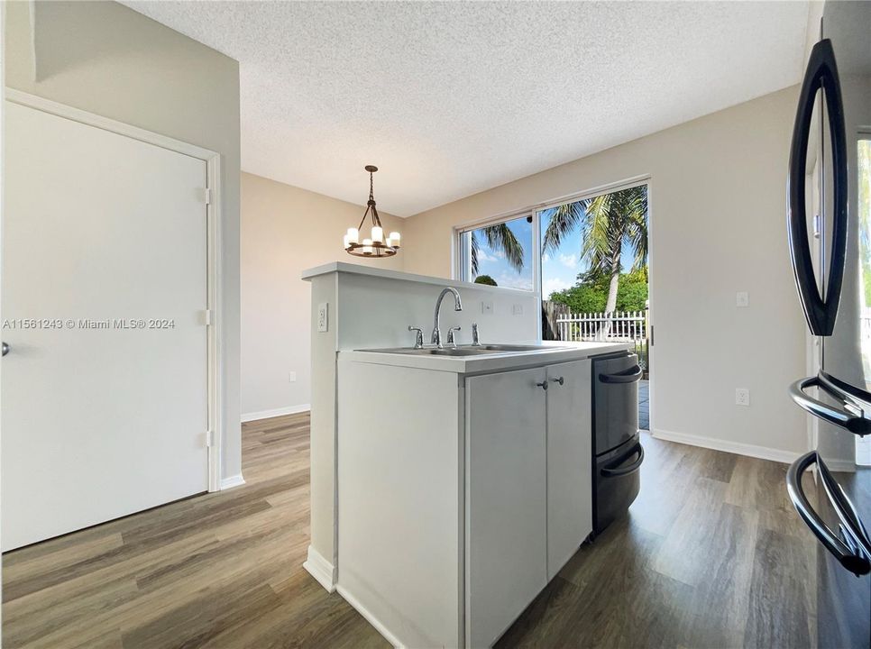 Active With Contract: $400,000 (3 beds, 2 baths, 1260 Square Feet)