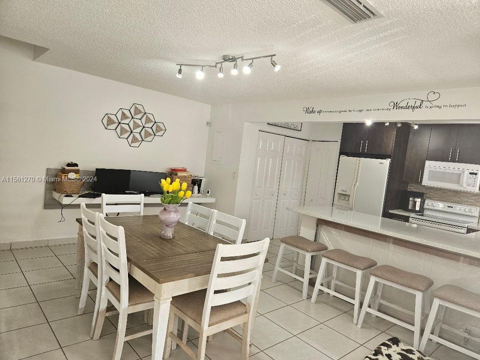 Recently Rented: $2,595 (2 beds, 2 baths, 1190 Square Feet)