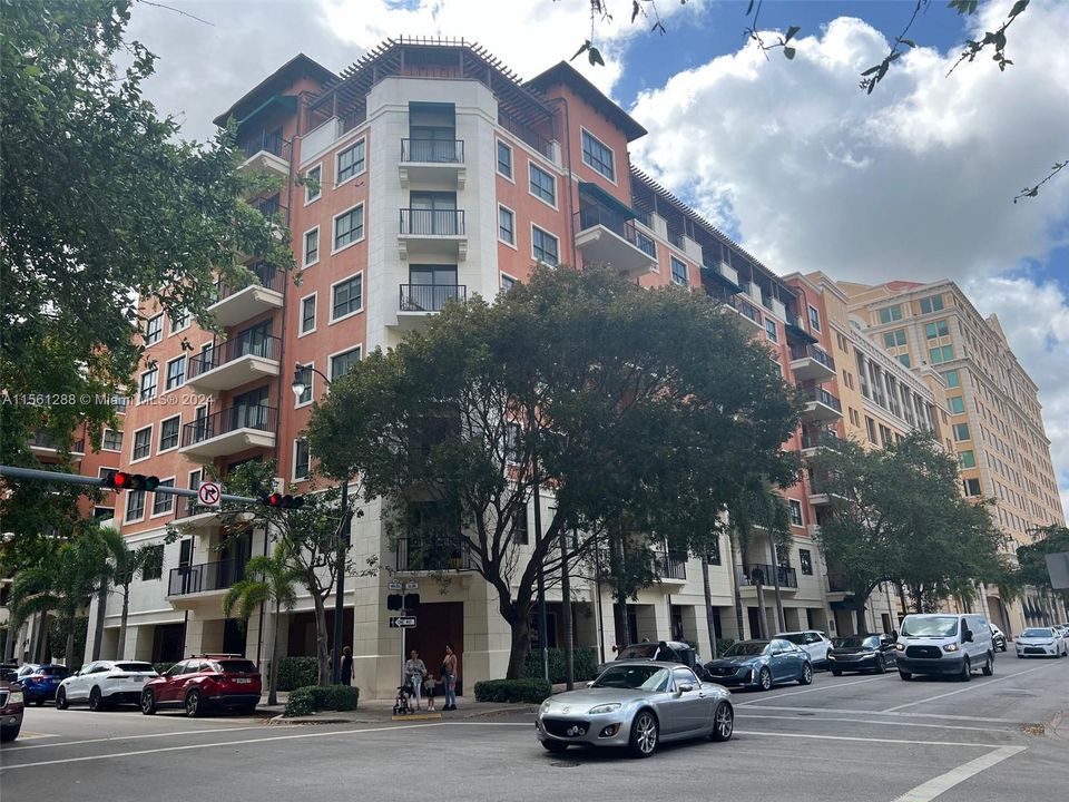 Active With Contract: $795,000 (2 beds, 2 baths, 1246 Square Feet)