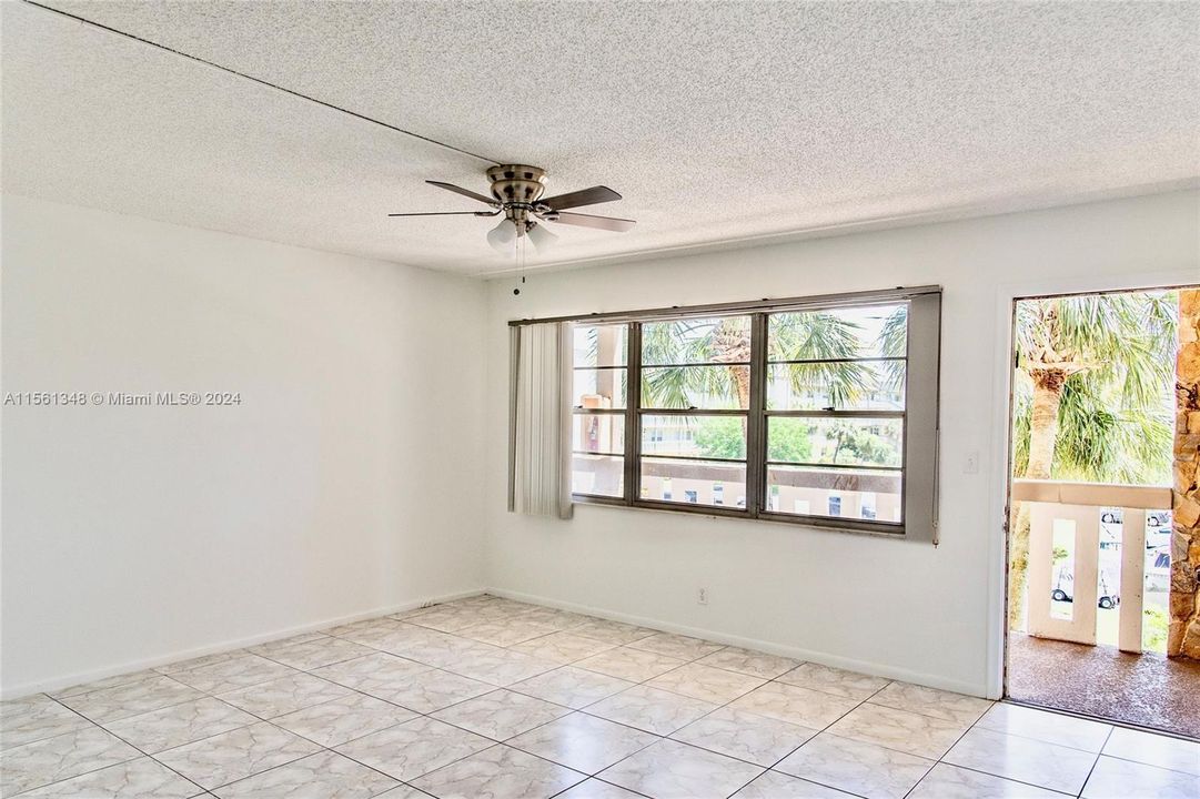 For Sale: $130,000 (1 beds, 1 baths, 735 Square Feet)