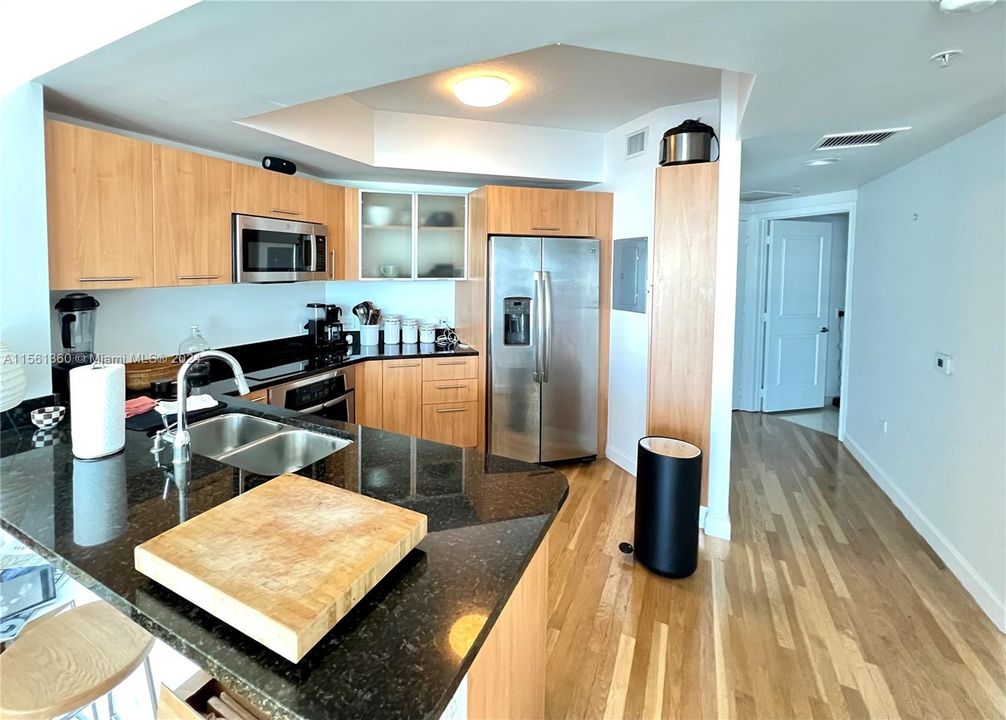 For Sale: $460,000 (1 beds, 1 baths, 828 Square Feet)