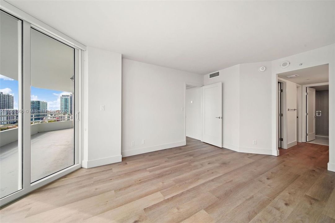 Active With Contract: $4,947 (2 beds, 2 baths, 1291 Square Feet)