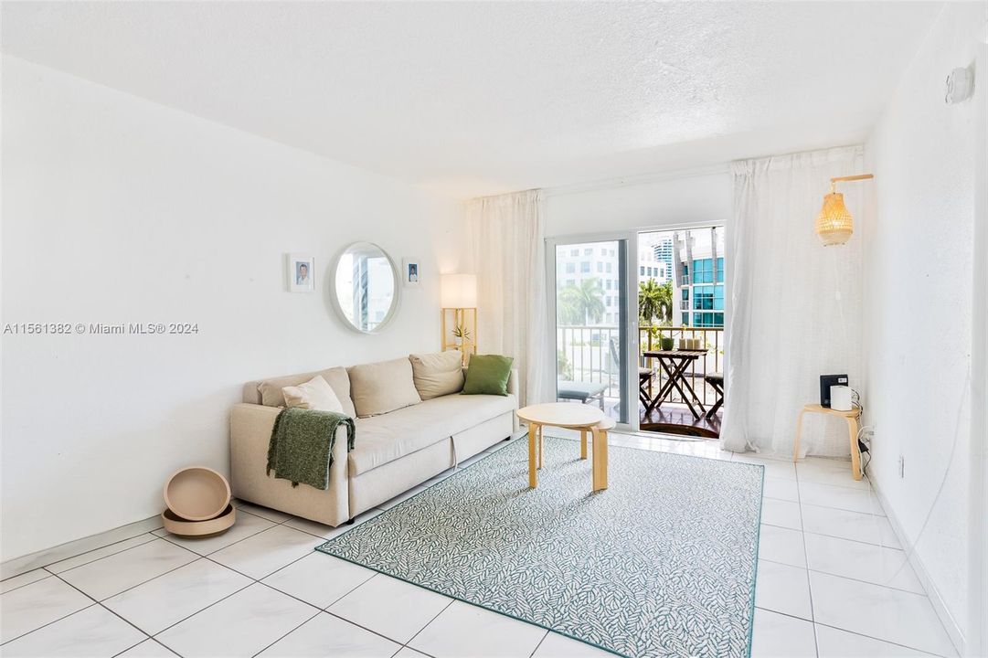 For Sale: $399,000 (1 beds, 1 baths, 648 Square Feet)