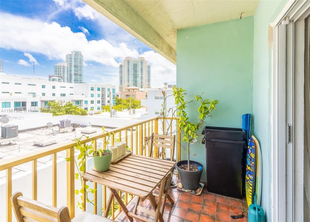 For Sale: $399,000 (1 beds, 1 baths, 648 Square Feet)