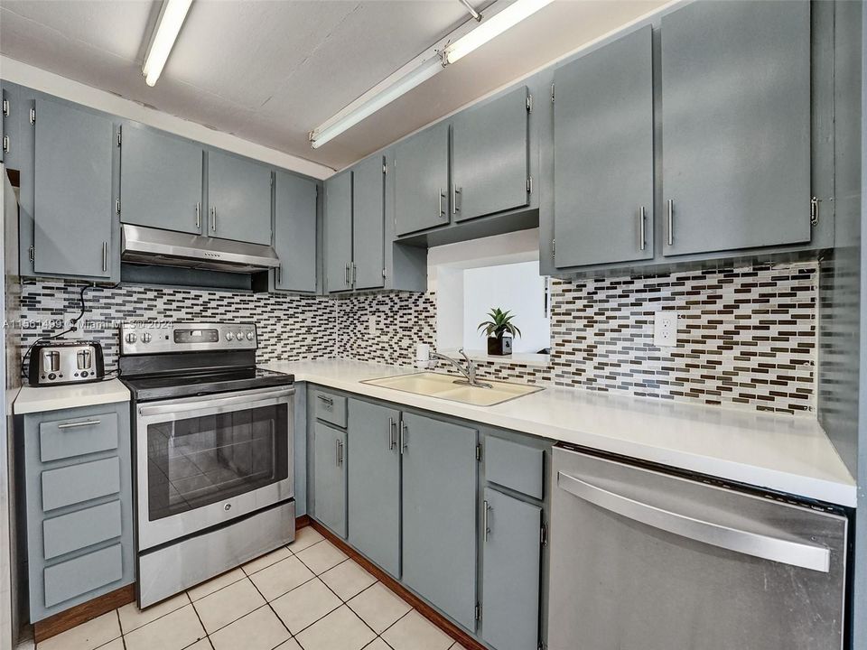 For Sale: $279,997 (2 beds, 2 baths, 1190 Square Feet)