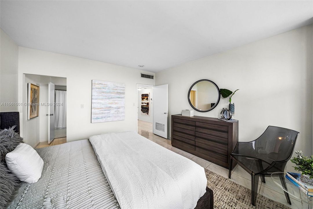 Active With Contract: $615,000 (1 beds, 1 baths, 856 Square Feet)