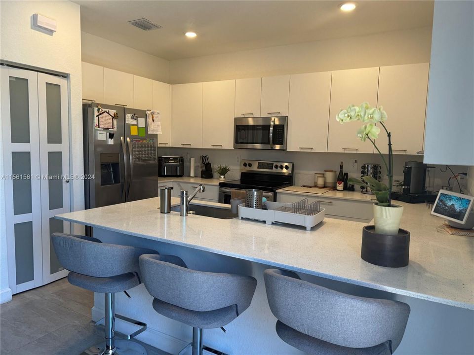 Active With Contract: $3,250 (3 beds, 2 baths, 1612 Square Feet)