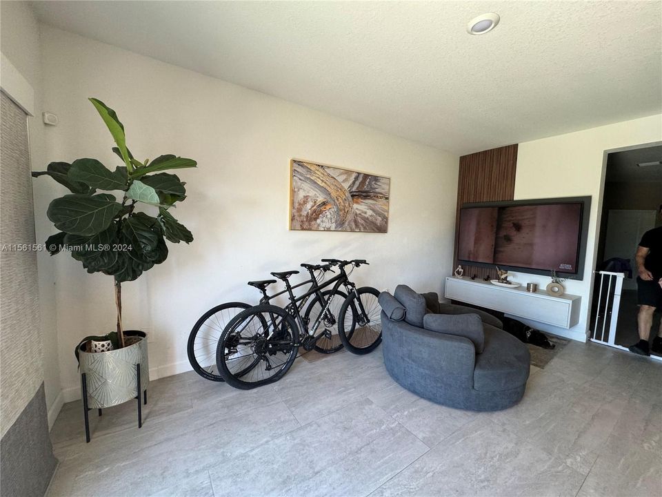 Active With Contract: $3,250 (3 beds, 2 baths, 1612 Square Feet)