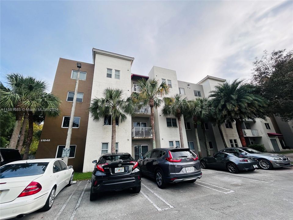 Active With Contract: $255,000 (2 beds, 2 baths, 809 Square Feet)
