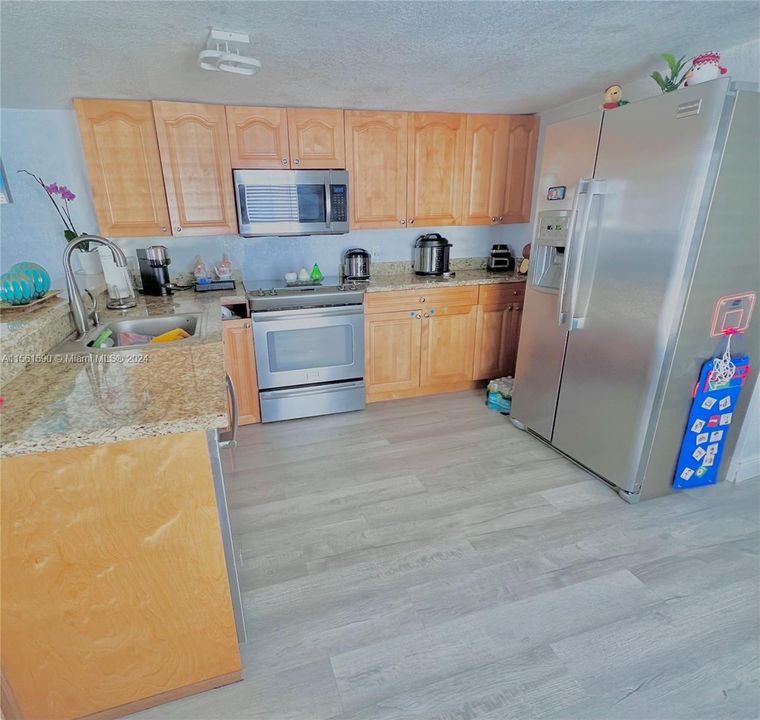 For Sale: $235,000 (2 beds, 1 baths, 784 Square Feet)