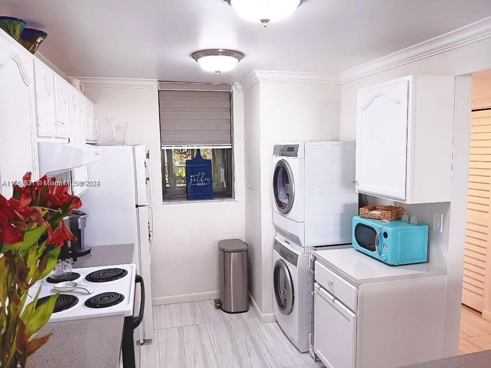 KITCHEN AREA WITH WASHER & DRYER