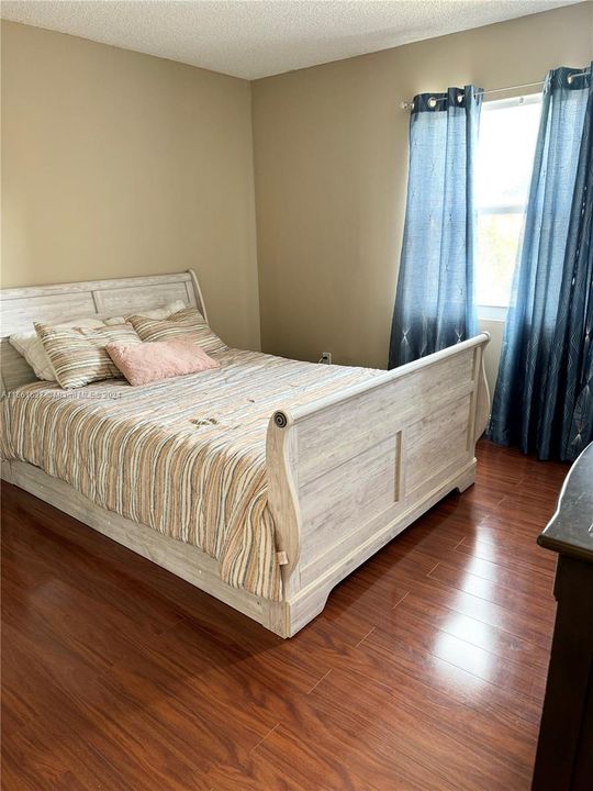 Recently Sold: $335,000 (3 beds, 3 baths, 1360 Square Feet)