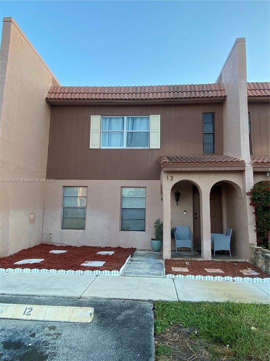 Recently Sold: $335,000 (3 beds, 3 baths, 1360 Square Feet)