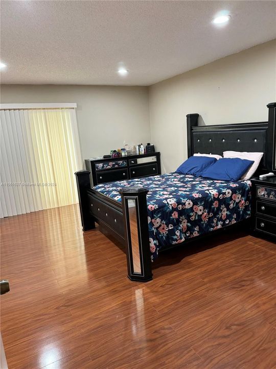 Recently Sold: $335,000 (3 beds, 3 baths, 1360 Square Feet)