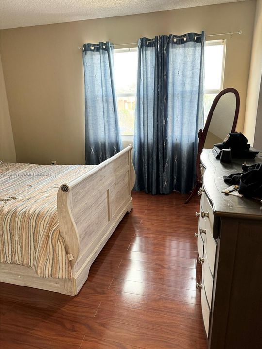 Recently Sold: $335,000 (3 beds, 3 baths, 1360 Square Feet)