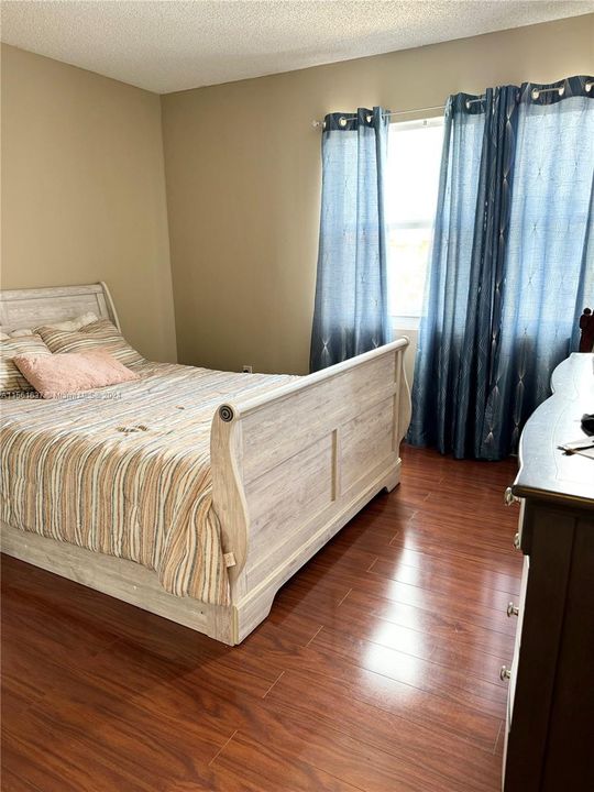 Recently Sold: $335,000 (3 beds, 3 baths, 1360 Square Feet)