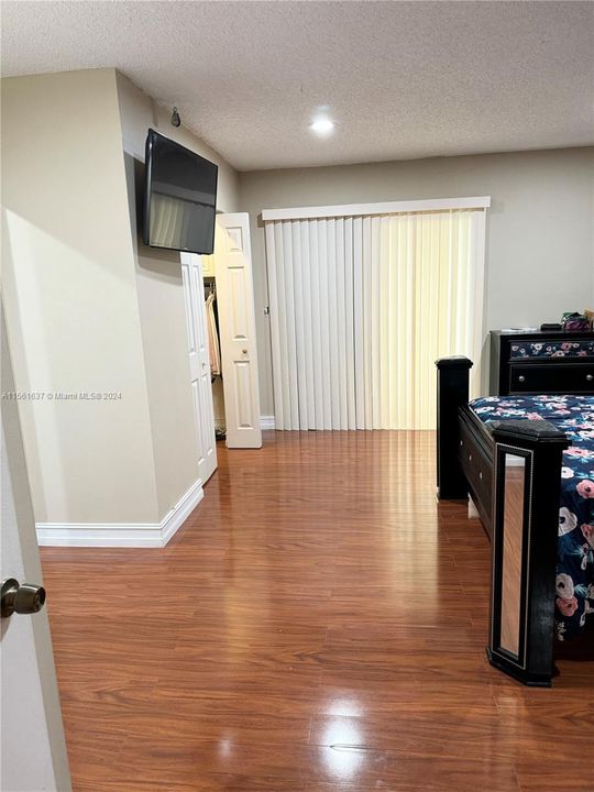 Recently Sold: $335,000 (3 beds, 3 baths, 1360 Square Feet)