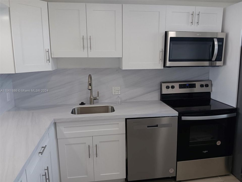 For Sale: $275,000 (1 beds, 1 baths, 828 Square Feet)