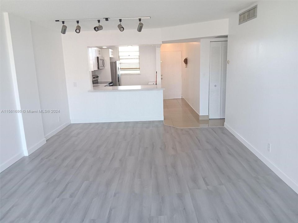 For Sale: $275,000 (1 beds, 1 baths, 828 Square Feet)