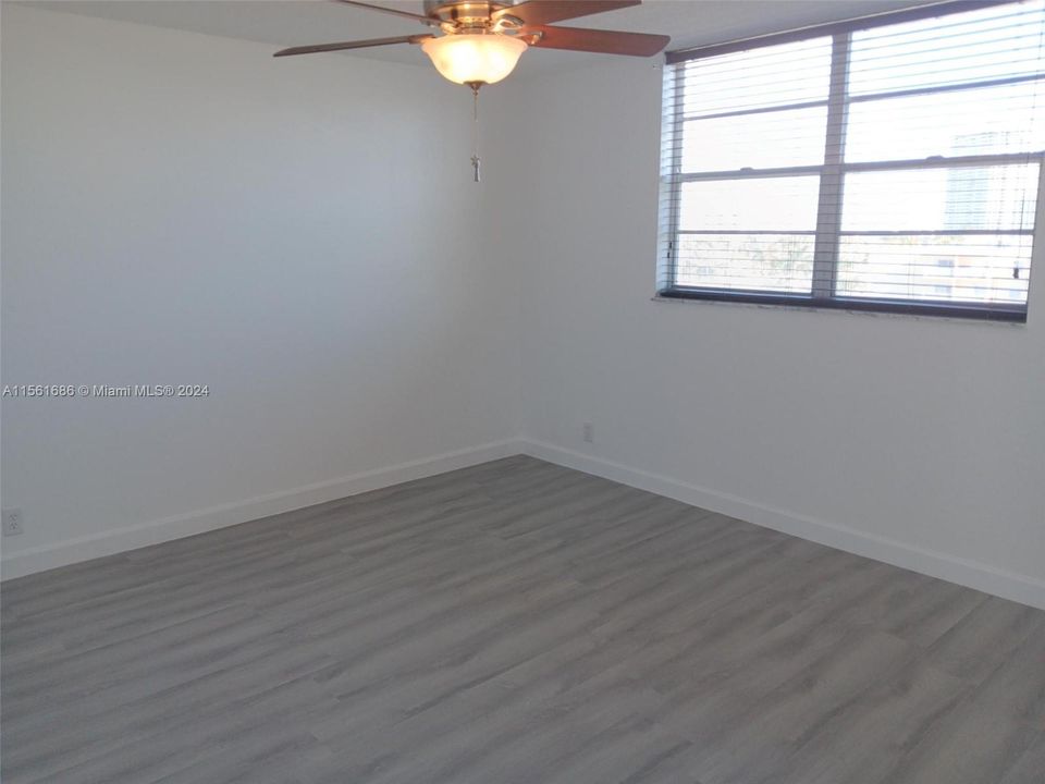 For Sale: $275,000 (1 beds, 1 baths, 828 Square Feet)