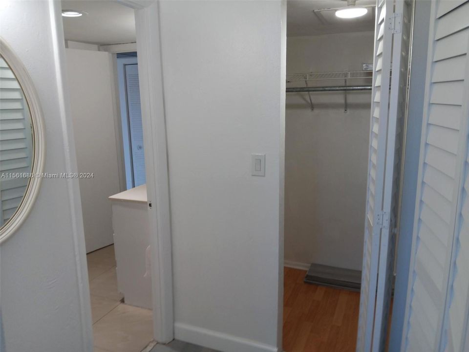 For Sale: $275,000 (1 beds, 1 baths, 828 Square Feet)