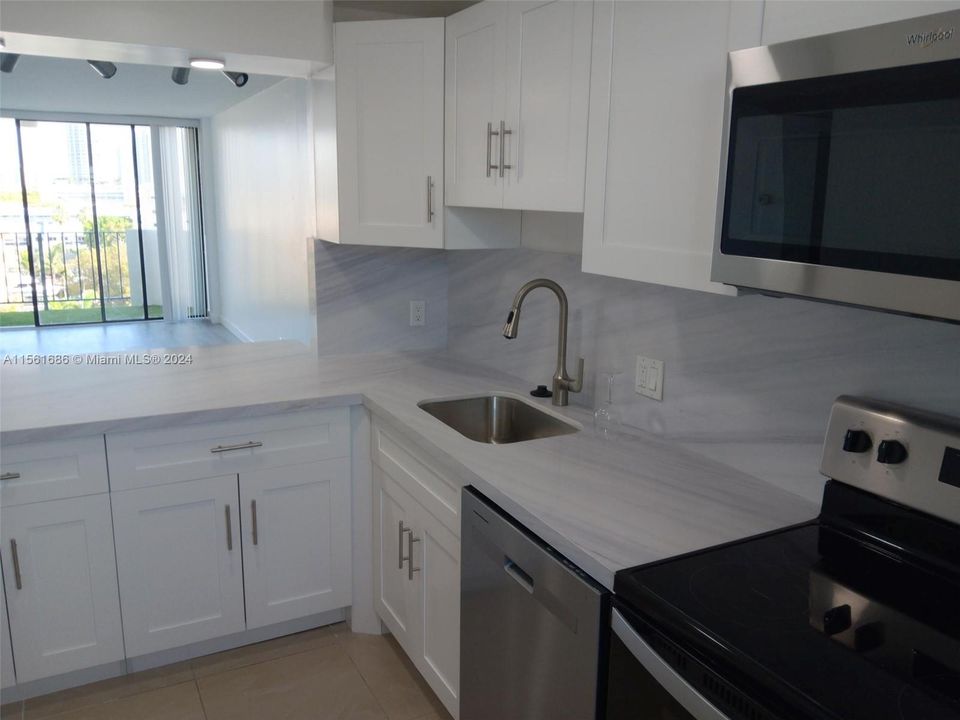 For Sale: $275,000 (1 beds, 1 baths, 828 Square Feet)