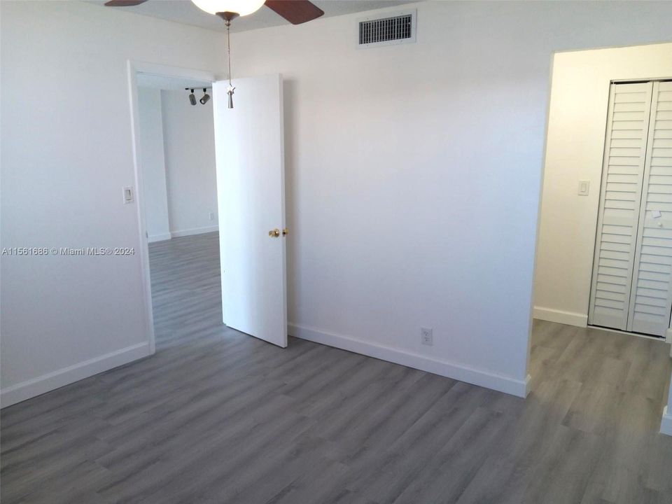 For Sale: $275,000 (1 beds, 1 baths, 828 Square Feet)