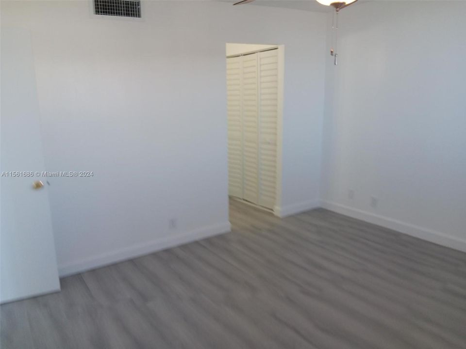 For Sale: $275,000 (1 beds, 1 baths, 828 Square Feet)