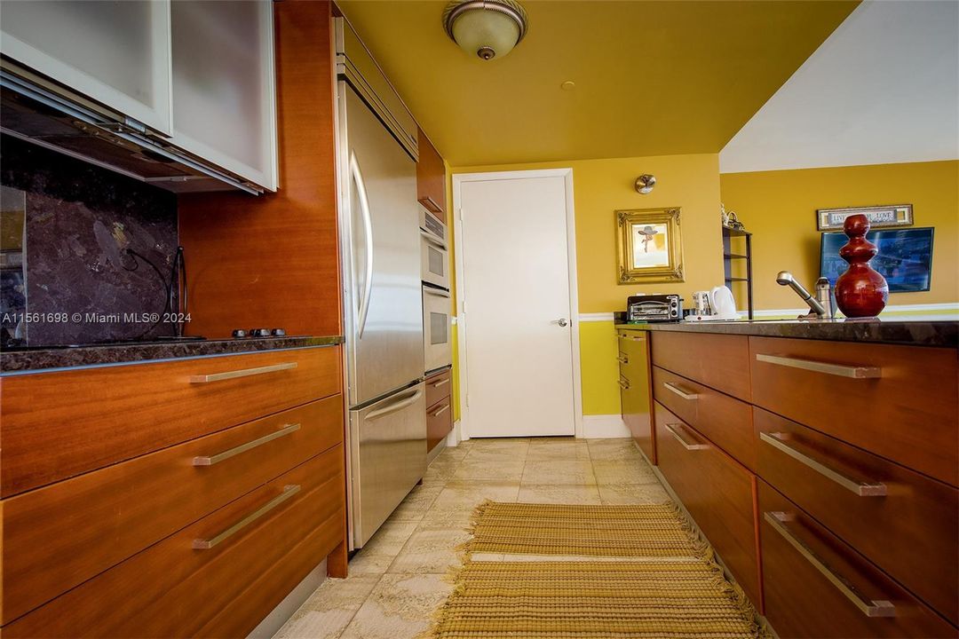 For Sale: $679,000 (1 beds, 1 baths, 871 Square Feet)
