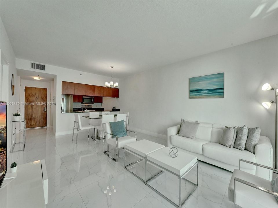 For Sale: $635,000 (1 beds, 1 baths, 825 Square Feet)