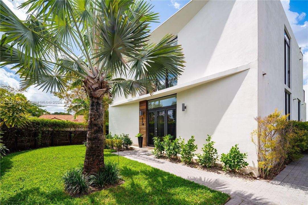 Recently Sold: $1,750,000 (3 beds, 3 baths, 2220 Square Feet)