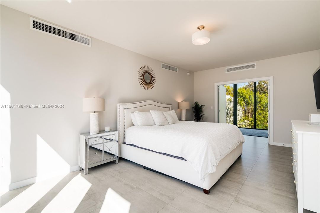 Recently Sold: $1,750,000 (3 beds, 3 baths, 2220 Square Feet)