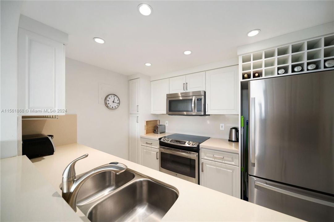 Active With Contract: $775,000 (1 beds, 1 baths, 895 Square Feet)