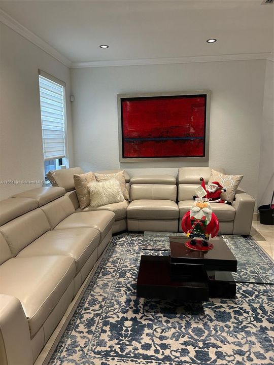 Recently Sold: $850,000 (4 beds, 3 baths, 2650 Square Feet)