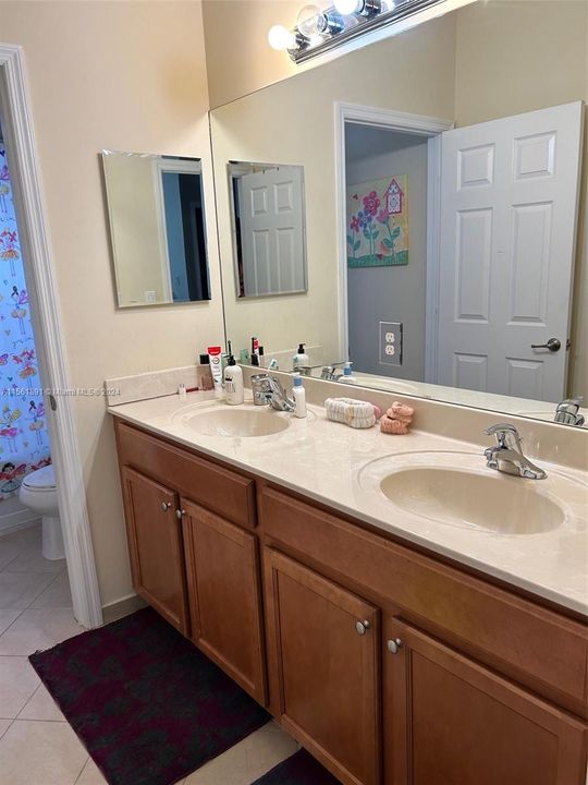 Recently Sold: $850,000 (4 beds, 3 baths, 2650 Square Feet)