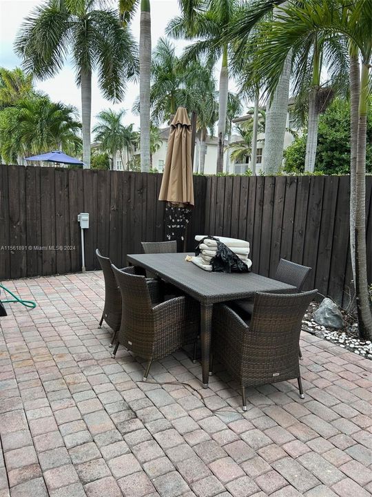 Recently Sold: $850,000 (4 beds, 3 baths, 2650 Square Feet)