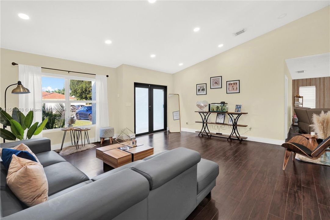 Recently Sold: $800,000 (3 beds, 2 baths, 2017 Square Feet)