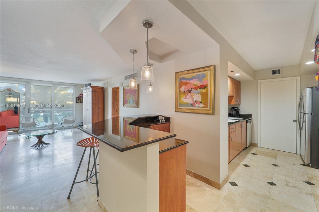 For Sale: $499,000 (1 beds, 1 baths, 810 Square Feet)