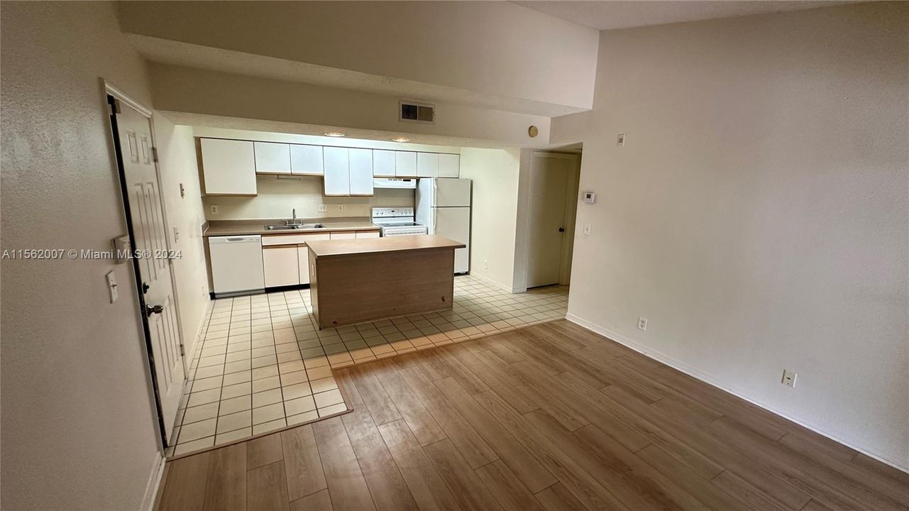 For Sale: $179,900 (1 beds, 1 baths, 633 Square Feet)