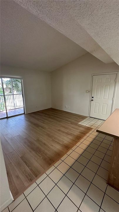 For Sale: $179,900 (1 beds, 1 baths, 633 Square Feet)