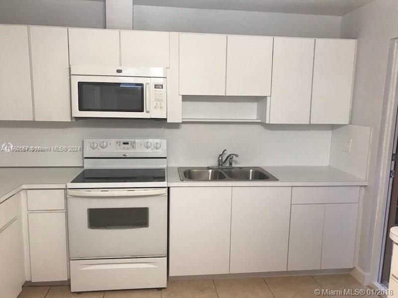 Active With Contract: $2,550 (2 beds, 1 baths, 900 Square Feet)