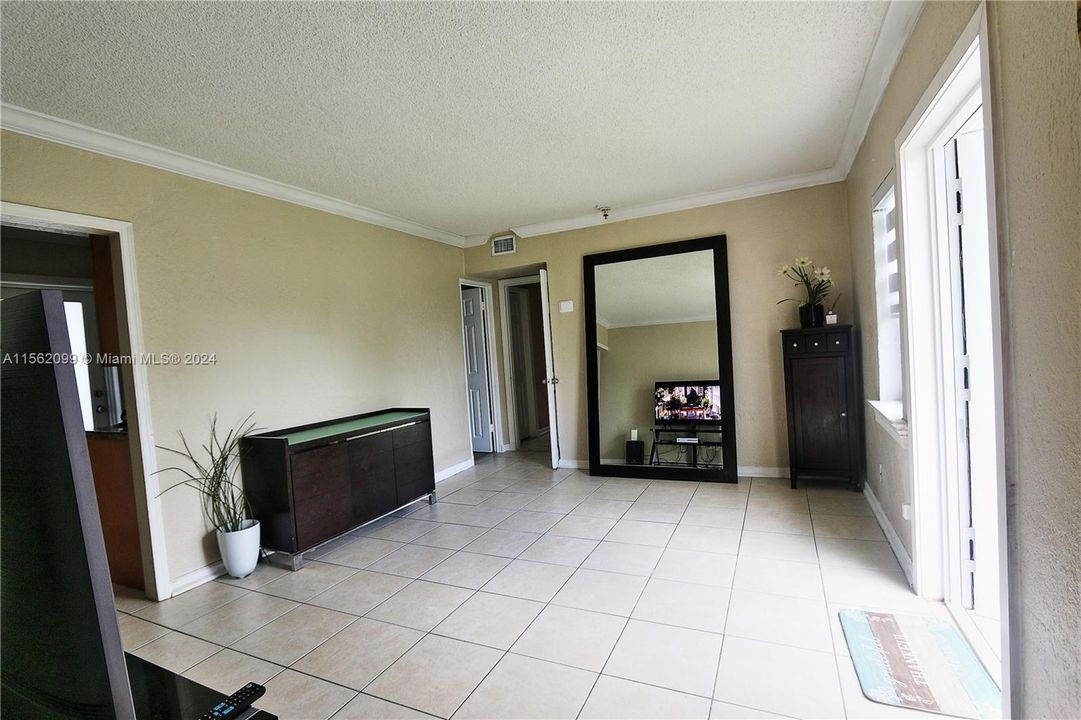 For Sale: $439,900 (3 beds, 1 baths, 930 Square Feet)