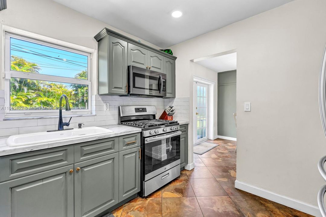 Active With Contract: $540,000 (3 beds, 2 baths, 1452 Square Feet)