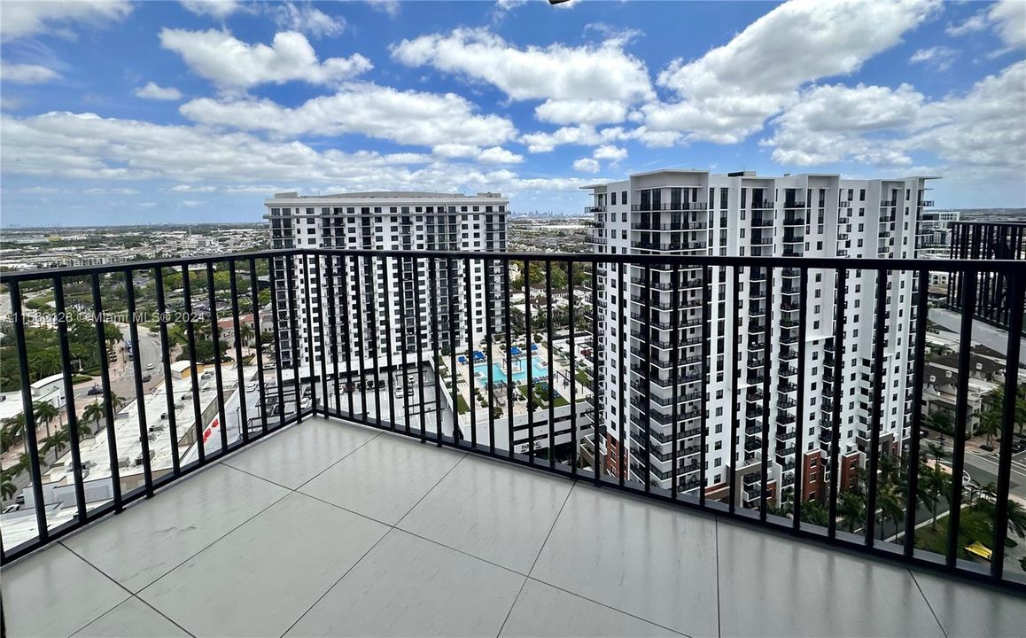 For Sale: $585,000 (2 beds, 2 baths, 950 Square Feet)
