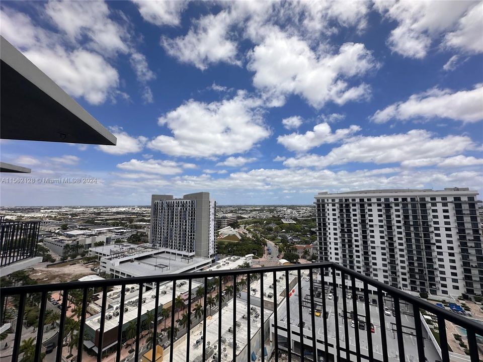 For Sale: $585,000 (2 beds, 2 baths, 950 Square Feet)