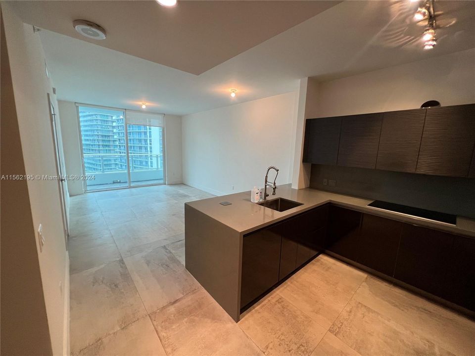 For Sale: $595,000 (1 beds, 1 baths, 748 Square Feet)